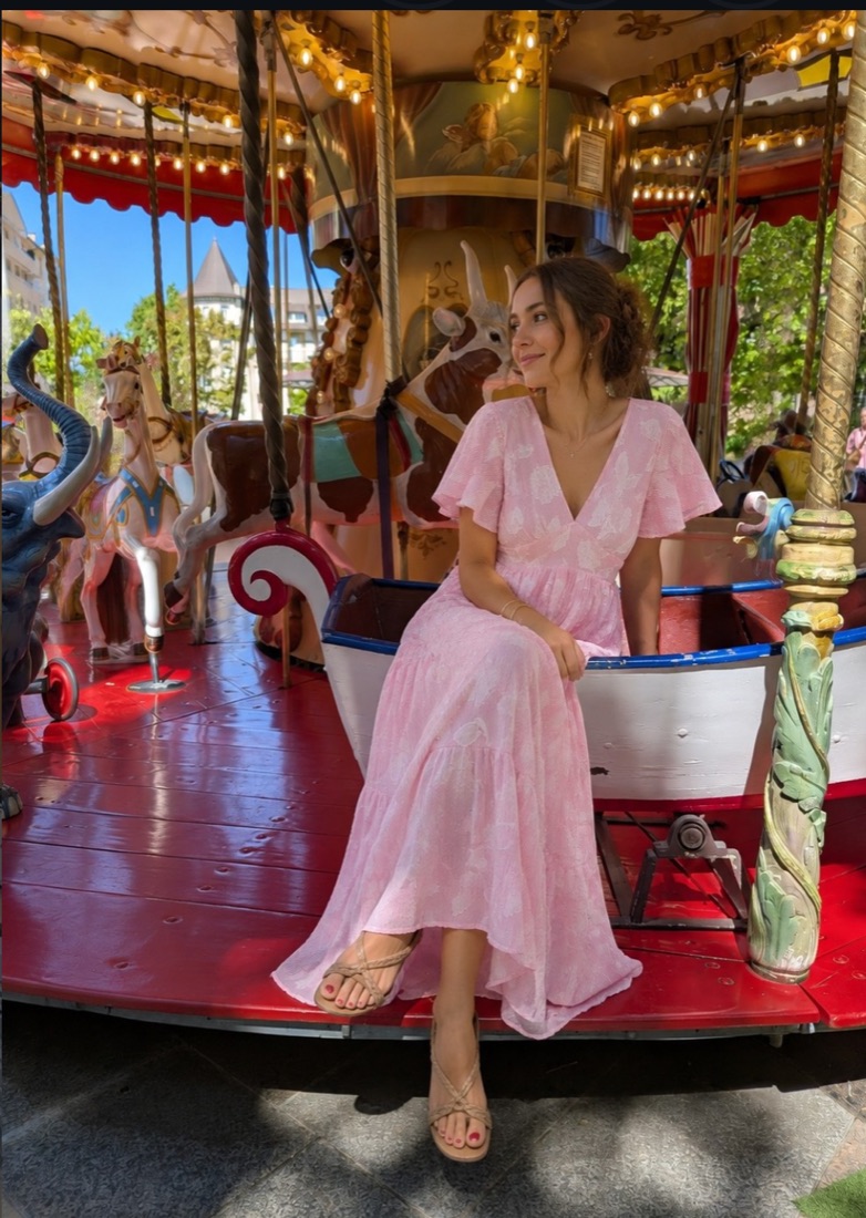 La même robe portée par un mannequin dans un décor réel